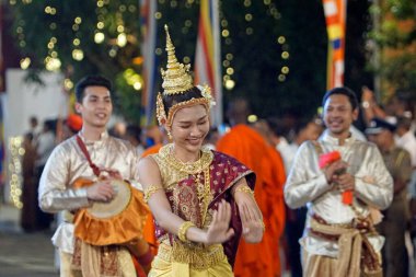 Colombo, Sri Lanka - 11 Şubat 2025: Gangaramaya Navam Maha Perahera festivalinde kadın sanatçılar