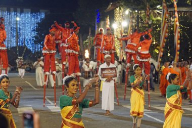 Colombo, Sri Lanka - 11 Şubat 2025: Gangaramaya Navam Maha Perahera festivalinde kadın sanatçılar