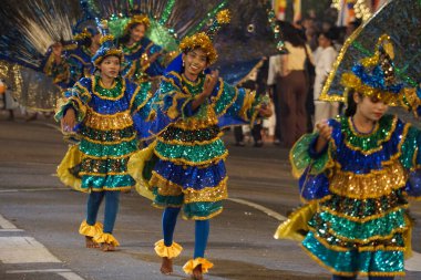 Colombo, Sri Lanka - 11 Şubat 2025: Gangaramaya Navam Maha Perahera festivalinde kadın sanatçılar