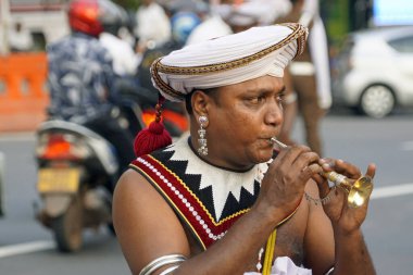Colombo, Sri Lanka - 11 Şubat 2025: Gangaramaya Navam Maha Perahera festivalinde müzisyen