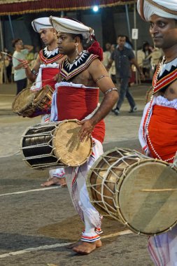 Colombo, Sri Lanka - 11 Şubat 2025: Gangaramaya Navam Maha Perahera festivalinde müzisyen