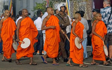 Colombo, Sri Lanka - 11 Şubat 2025: Gangaramaya Navam Perahera festivalinde Budist rahipler