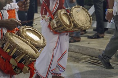 Colombo, Sri Lanka - 11 Şubat 2025: Gangaramaya Navam Maha Perahera festivalinde müzisyen