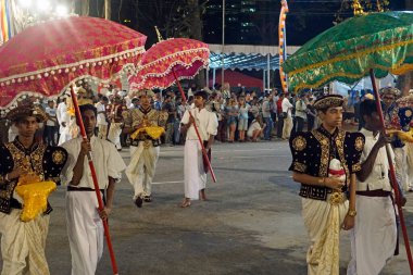 Colombo, Sri Lanka - 11 Şubat 2025: Gangaramaya Navam Maha Perahera geçit töreninde renkli şemsiyeler