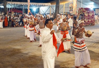 Colombo, Sri Lanka - 11 Şubat 2025: Gangaramaya Navam Maha Perahera festivalinde sanatçılar