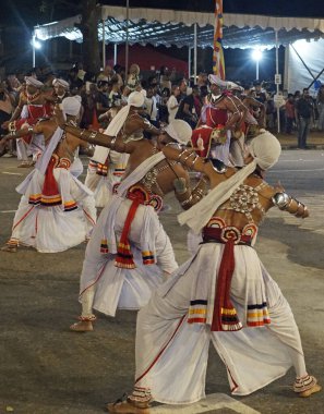 Colombo, Sri Lanka - 11 Şubat 2025: Gangaramaya Navam Maha Perahera festivalinde sanatçılar