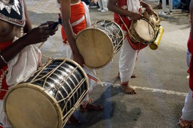 Colombo, Sri Lanka - 11 Şubat 2025: Gangaramaya Navam Maha Perahera festivalinde müzisyen
