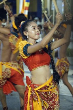 Colombo, Sri Lanka - 11 Şubat 2025: Gangaramaya Navam Maha Perahera festivalinde kadın sanatçılar