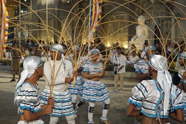 Colombo, Sri Lanka - 11 Şubat 2025: Gangaramaya Navam Maha Perahera festivalinde sanatçılar