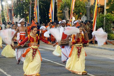 Colombo, Sri Lanka - 11 Şubat 2025: Gangaramaya Navam Maha Perahera festivalinde kadın sanatçılar