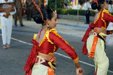 Colombo, Sri Lanka - 11 Şubat 2025: Gangaramaya Navam Maha Perahera festivalinde kadın sanatçılar
