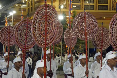 Colombo, Sri Lanka - 11 Şubat 2025: Gangaramaya Navam Maha Perahera Festivali