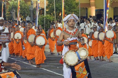 Colombo, Sri Lanka - 11 Şubat 2025: Gangaramaya Navam Maha Perahera festivalinde müzisyen