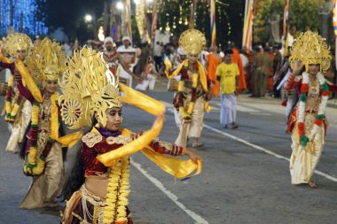 Colombo, Sri Lanka - 11 Şubat 2025: Gangaramaya Navam Maha Perahera festivalinde kadın sanatçılar