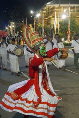 Colombo, Sri Lanka - 11 Şubat 2025: Gangaramaya Navam Maha Perahera festivalinde sanatçılar