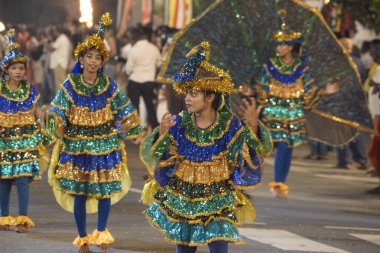 Colombo, Sri Lanka - 11 Şubat 2025: Gangaramaya Navam Maha Perahera festivalinde kadın sanatçılar