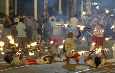Colombo, Sri Lanka - 11 Şubat 2025: Gangaramaya Navam Maha Perahera festivalinde yangın gösterisi