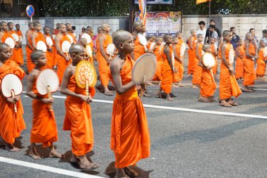 Colombo, Sri Lanka - 11 Şubat 2025: Gangaramaya Navam Perahera festivalinde Budist rahipler