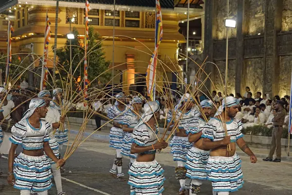 Colombo, Sri Lanka - 11 Şubat 2025: Gangaramaya Navam Maha Perahera festivalinde sanatçılar