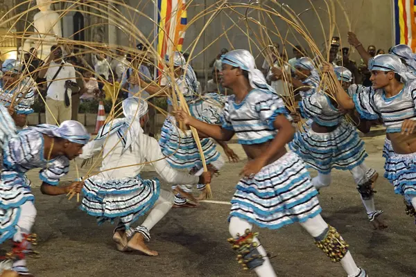 Colombo, Sri Lanka - 11 Şubat 2025: Gangaramaya Navam Maha Perahera festivalinde sanatçılar