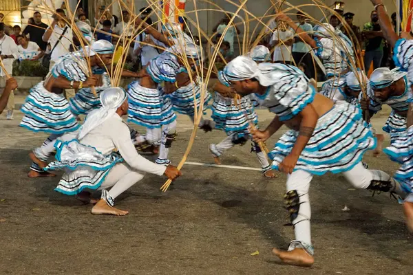 Colombo, Sri Lanka - 11 Şubat 2025: Gangaramaya Navam Maha Perahera festivalinde sanatçılar