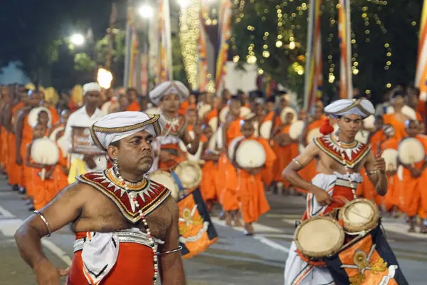 Colombo, Sri Lanka - 11 Şubat 2025: Gangaramaya Navam Maha Perahera festivalinde müzisyen