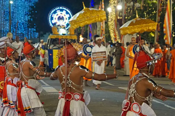 Colombo, Sri Lanka - 11 Şubat 2025: Gangaramaya Navam Maha Perahera festivalinde sanatçılar