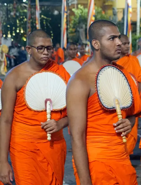 Colombo, Sri Lanka - 11 Şubat 2025: Gangaramaya Navam Perahera festivalinde Budist rahipler