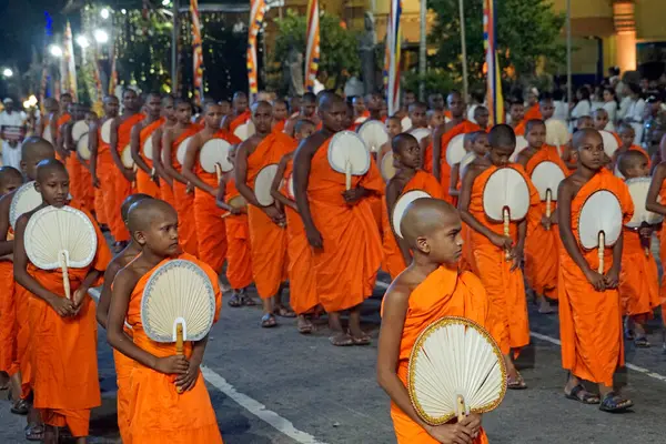 Colombo, Sri Lanka - 11 Şubat 2025: Gangaramaya Navam Perahera festivalinde Budist rahipler