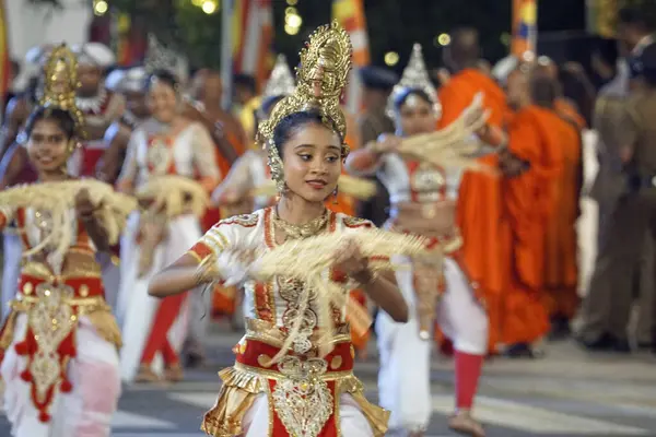 Colombo, Sri Lanka - 11 Şubat 2025: Gangaramaya Navam Maha Perahera festivalinde kadın sanatçılar