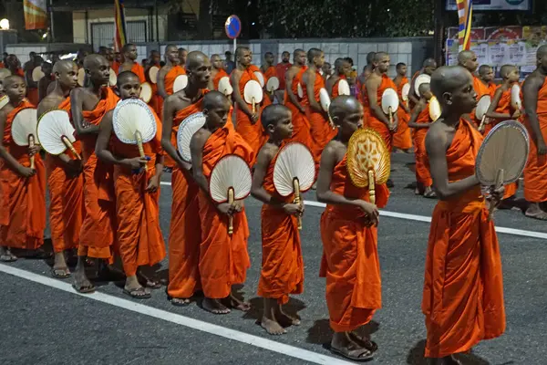 Colombo, Sri Lanka - 11 Şubat 2025: Gangaramaya Navam Perahera festivalinde Budist rahipler