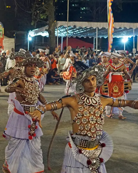 Colombo, Sri Lanka - 11 Şubat 2025: Gangaramaya Navam Maha Perahera festivalinde sanatçılar