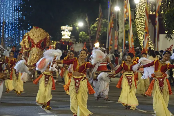 Colombo, Sri Lanka - 11 Şubat 2025: Gangaramaya Navam Maha Perahera festivalinde kadın sanatçılar
