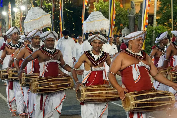 Colombo, Sri Lanka - 11 Şubat 2025: Gangaramaya Navam Maha Perahera festivalinde müzisyen