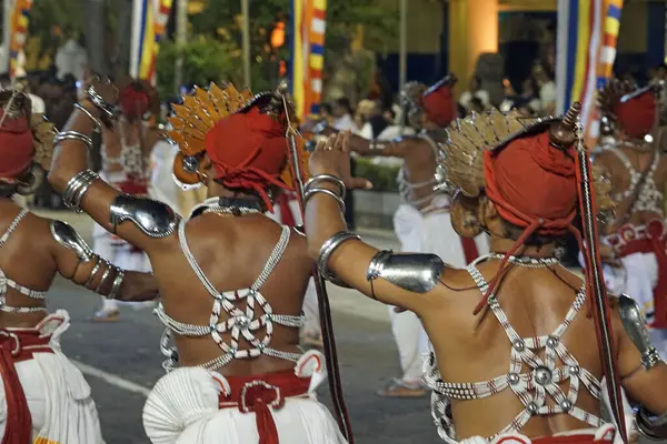 Colombo, Sri Lanka - 11 Şubat 2025: Gangaramaya Navam Maha Perahera festivalinde sanatçılar