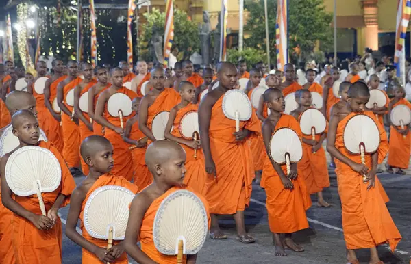 Colombo, Sri Lanka - 11 Şubat 2025: Gangaramaya Navam Perahera festivalinde Budist rahipler