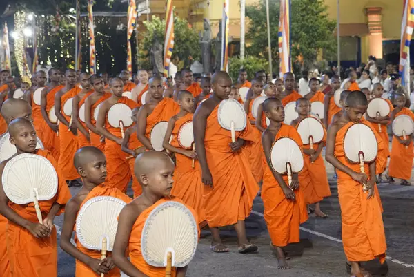 Colombo, Sri Lanka - 11 Şubat 2025: Gangaramaya Navam Perahera festivalinde Budist rahipler