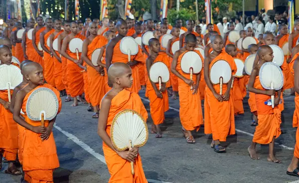 Colombo, Sri Lanka - 11 Şubat 2025: Gangaramaya Navam Perahera festivalinde Budist rahipler