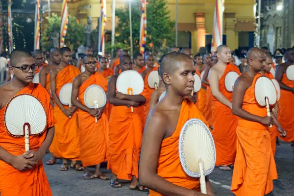 Colombo, Sri Lanka - 11 Şubat 2025: Gangaramaya Navam Perahera festivalinde Budist rahipler