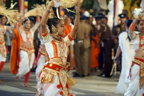 Colombo, Sri Lanka - 11 Şubat 2025: Gangaramaya Navam Maha Perahera festivalinde kadın sanatçılar