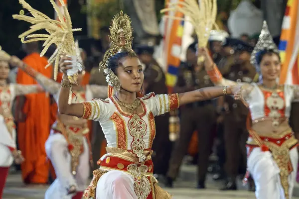 Colombo, Sri Lanka - 11 Şubat 2025: Gangaramaya Navam Maha Perahera festivalinde kadın sanatçılar