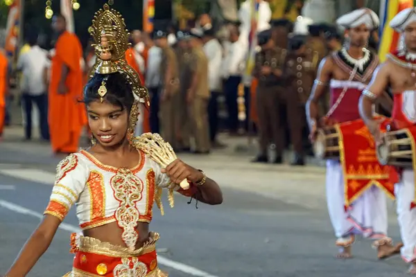 Colombo, Sri Lanka - 11 Şubat 2025: Gangaramaya Navam Maha Perahera festivalinde kadın sanatçılar
