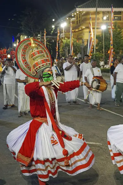 Colombo, Sri Lanka - 11 Şubat 2025: Gangaramaya Navam Maha Perahera festivalinde sanatçılar