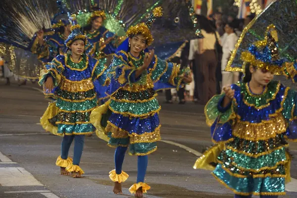 Colombo, Sri Lanka - 11 Şubat 2025: Gangaramaya Navam Maha Perahera festivalinde kadın sanatçılar