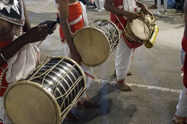 Colombo, Sri Lanka - 11 Şubat 2025: Gangaramaya Navam Maha Perahera festivalinde müzisyen