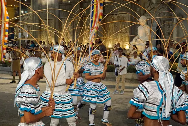 Colombo, Sri Lanka - 11 Şubat 2025: Gangaramaya Navam Maha Perahera festivalinde sanatçılar
