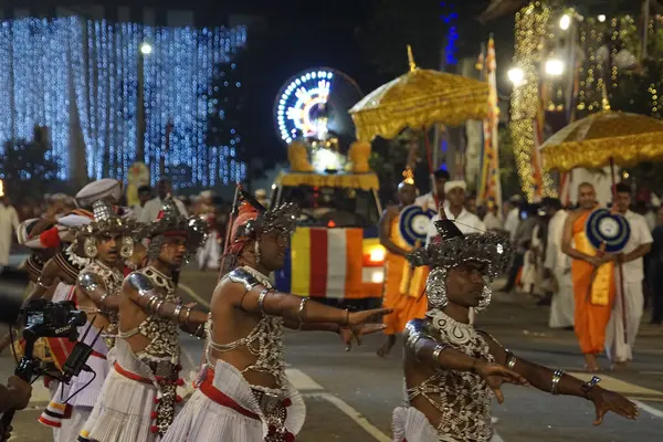 Colombo, Sri Lanka - 11 Şubat 2025: Gangaramaya Navam Maha Perahera festivalinde sanatçılar