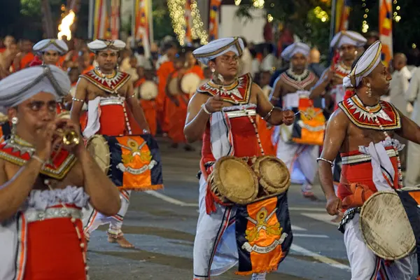 Colombo, Sri Lanka - 11 Şubat 2025: Gangaramaya Navam Maha Perahera festivalinde sanatçılar