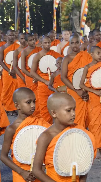 Colombo, Sri Lanka - 11 Şubat 2025: Gangaramaya Navam Perahera festivalinde Budist rahipler