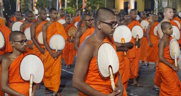 Colombo, Sri Lanka - 11 Şubat 2025: Gangaramaya Navam Perahera festivalinde Budist rahipler